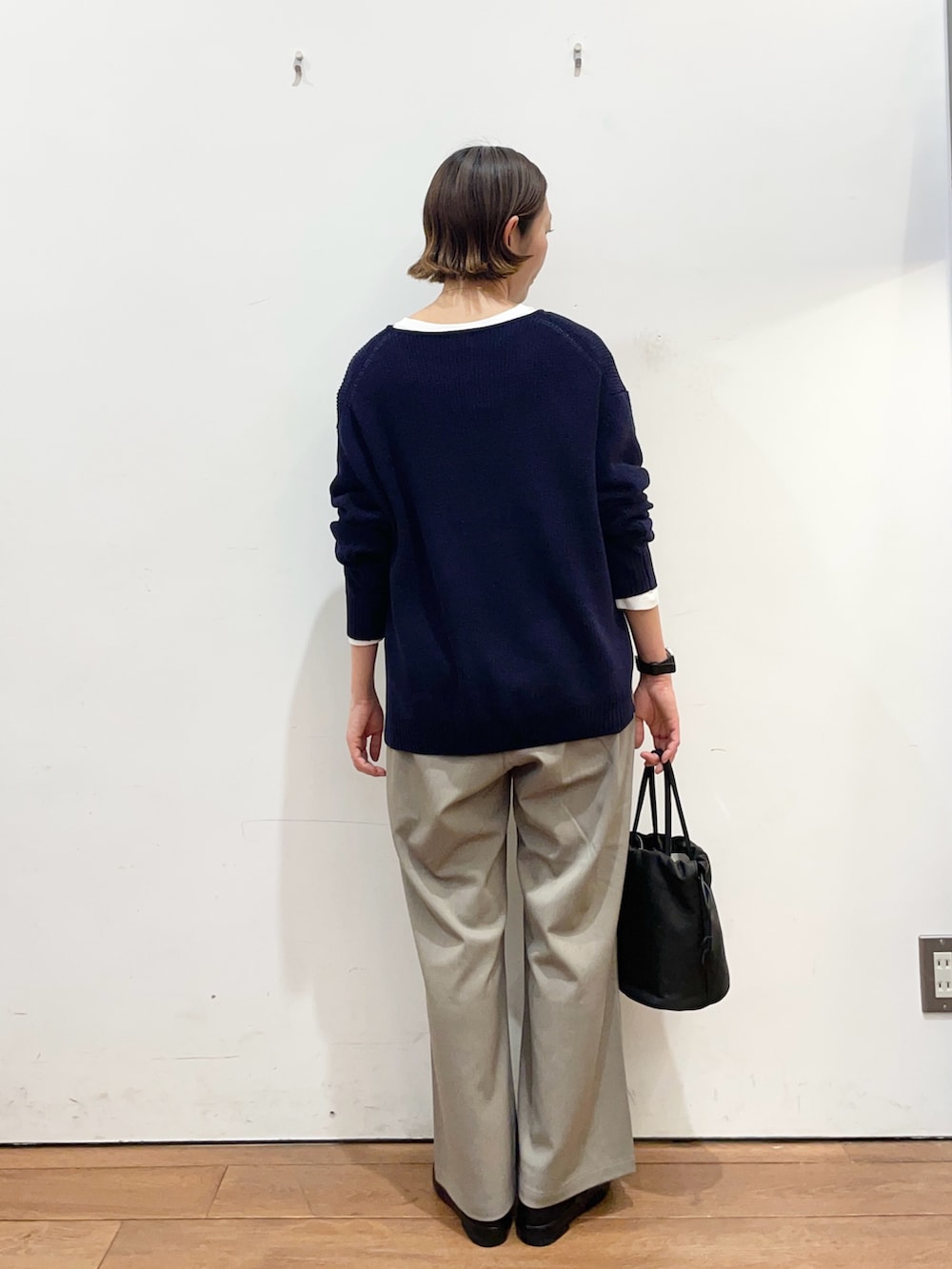 ブルー系のニット/セーター、ホワイト系のTシャツ/カットソー、グレー系のその他パンツを着用したレディースの冬コーディネートの4枚目の写真