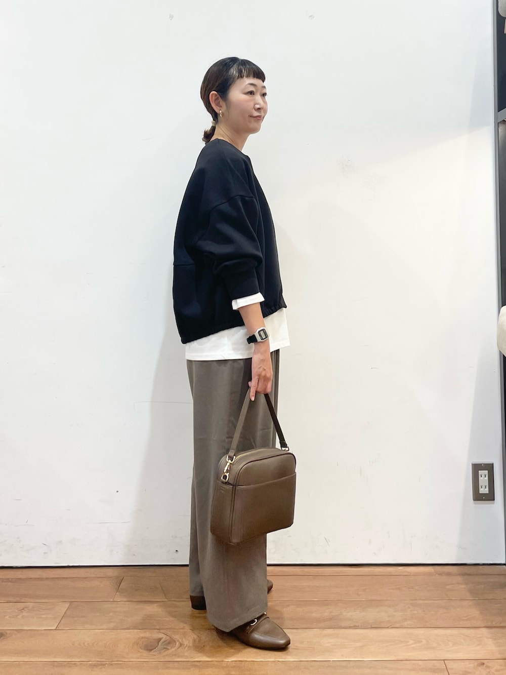 ブラック系のカーディガン/ボレロ、ホワイト系のTシャツ/カットソー、ベージュ系のその他パンツを着用したレディースの秋コーディネートの4枚目の写真