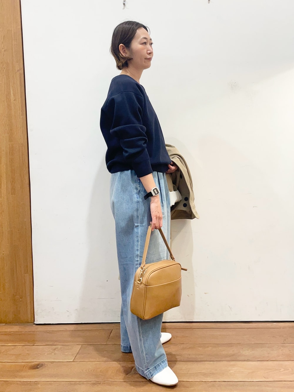 ベージュ系のその他アウター、ブルー系のニット/セーター、ブルー系のデニムパンツを着用したレディースの冬コーディネートの7枚目の写真