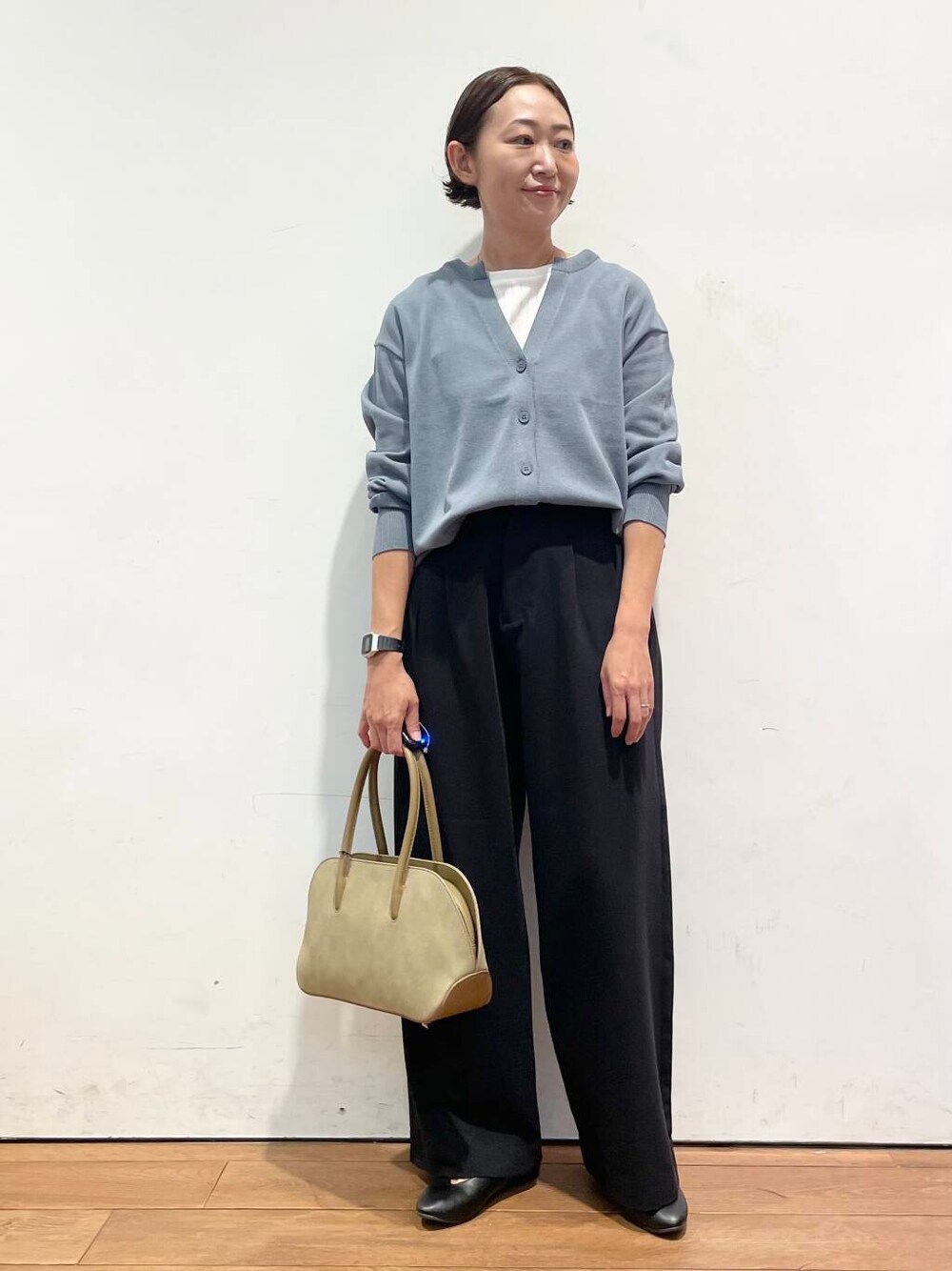 ブラック系のパンプス、ベージュ系のハンドバッグ、ホワイト系のTシャツ/カットソーを着用したレディースの秋コーディネートの3枚目の写真