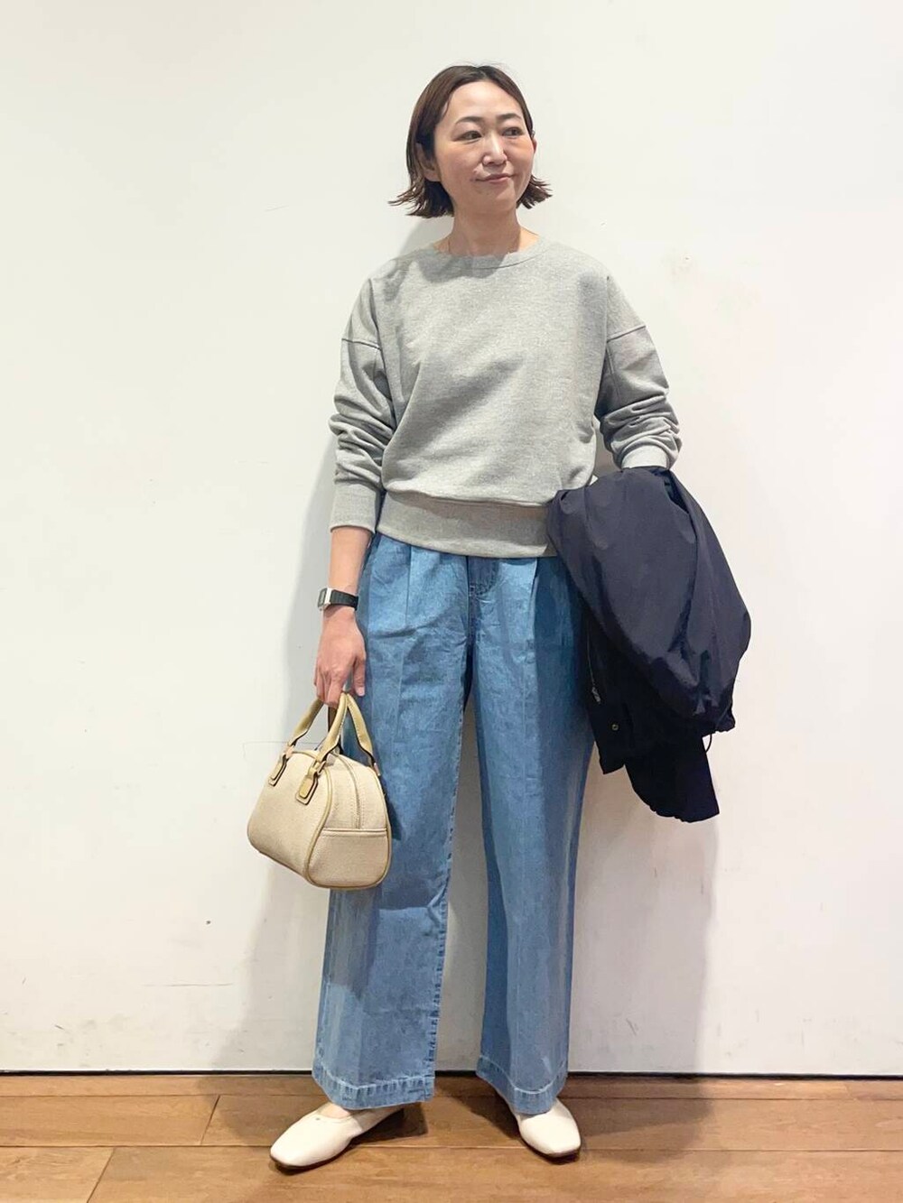「大人カジュアル、urbanresearchdoors、ママコーデ、アーバンリサーチドアーズ、doors、低身長コーデ、30代、ママファッション、キレイめカジュアル、最旬スウェットコーデ」｜「URBAN RESEARCH DOORSのコンパクトラメスウェット（スウェット、グレー系）」を使った、urd_nanakoさん（レディース・154cm）の春コーディネートの6枚目の写真