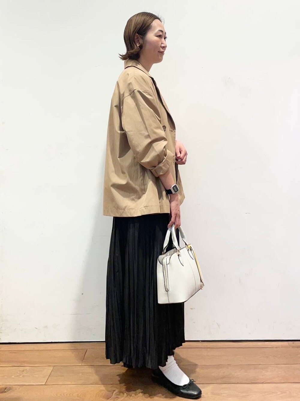 「大人カジュアル、urbanresearchdoors、ママコーデ、アーバンリサーチドアーズ、doors、低身長コーデ、30代、ママファッション、キレイめカジュアル、春アウターコーデ」｜「URBAN RESEARCH DOORSのコットン畦Vネックニット（ニット/セーター、ブルー系）」を使った、urd_nanakoさん（レディース・154cm）の春コーディネートの3枚目の写真