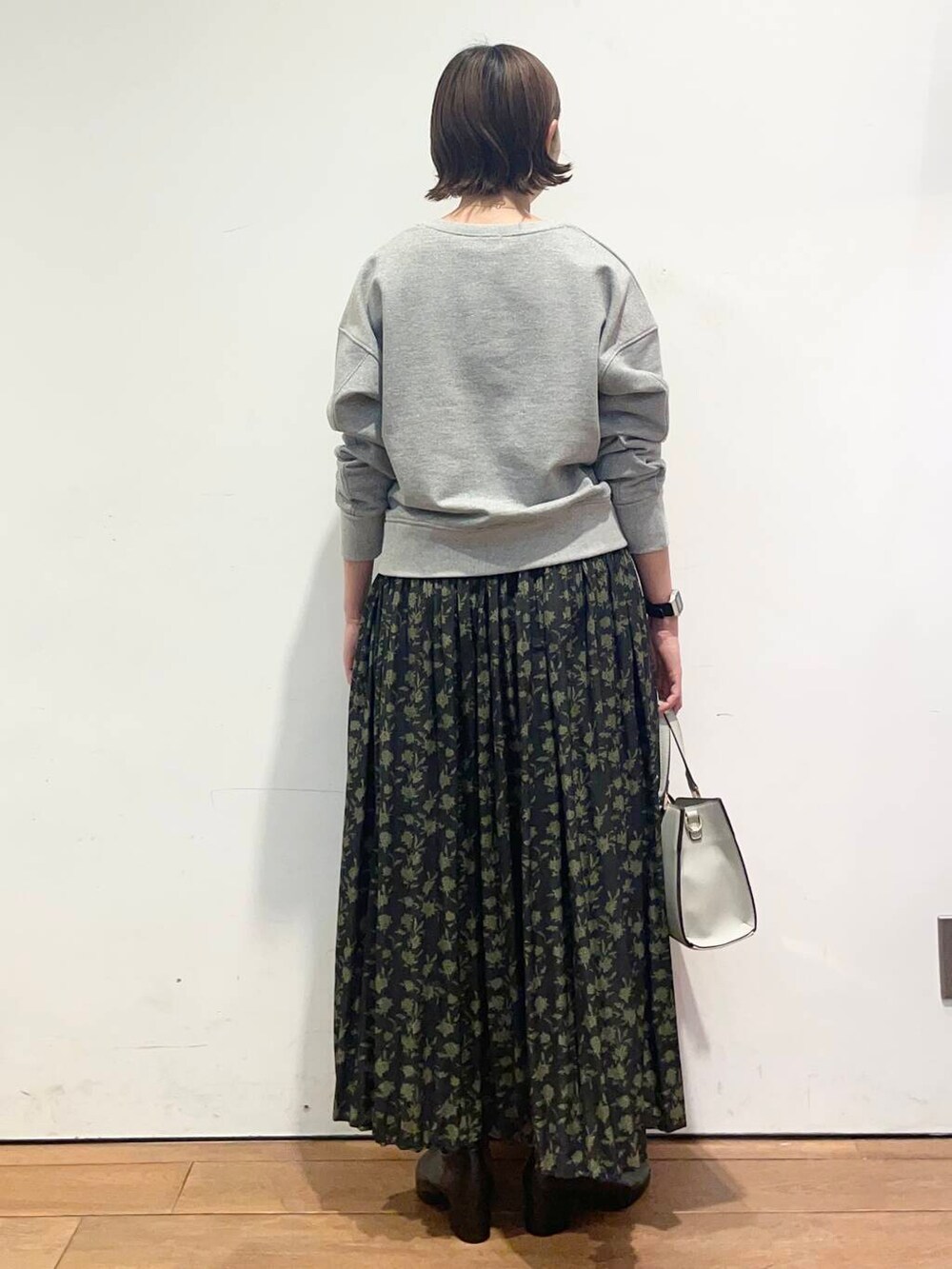 ブラック系のブーツ、グレー系のTシャツ/カットソー、グリーン系のスカートを着用したレディースの冬コーディネートの5枚目の写真