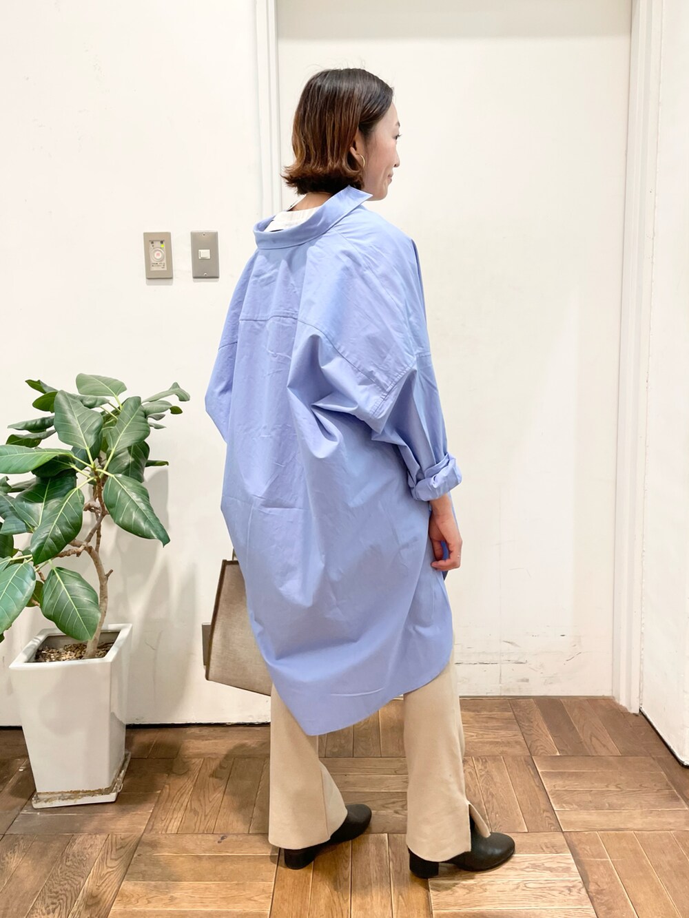 ブラック系のTシャツ/カットソー、ブルー系のシャツ/ブラウス、ベージュ系のトートバッグを着用したレディースの冬コーディネートの4枚目の写真