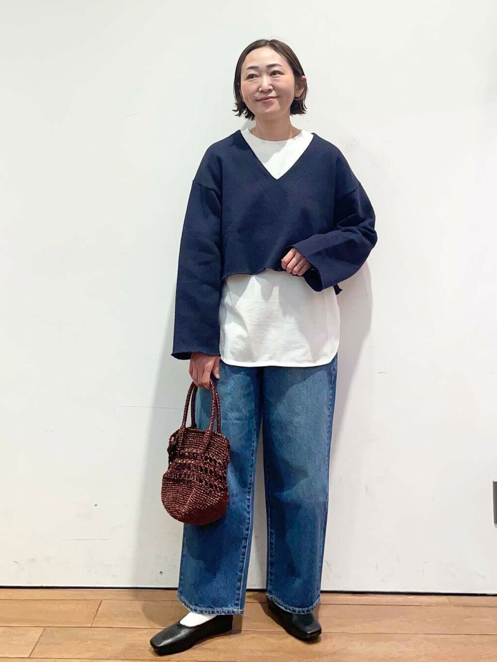 ブルー系のデニムパンツ、ホワイト系のTシャツ/カットソー、ブルー系のTシャツ/カットソーを着用したレディースの春コーディネートの3枚目の写真