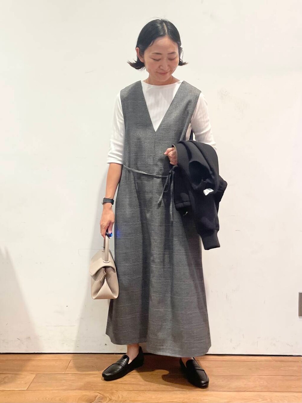 ベージュ系のショルダーバッグ、ホワイト系のTシャツ/カットソー、その他のワンピースを着用したレディースの秋コーディネートの8枚目の写真