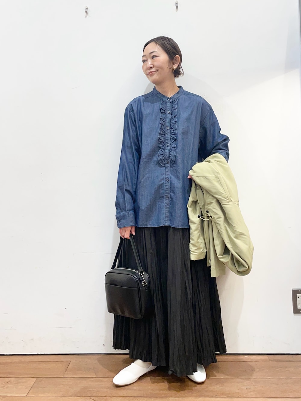 ブルー系のシャツ/ブラウス、グリーン系のマウンテンパーカー、ホワイト系のその他シューズを着用したレディースの春コーディネートの5枚目の写真