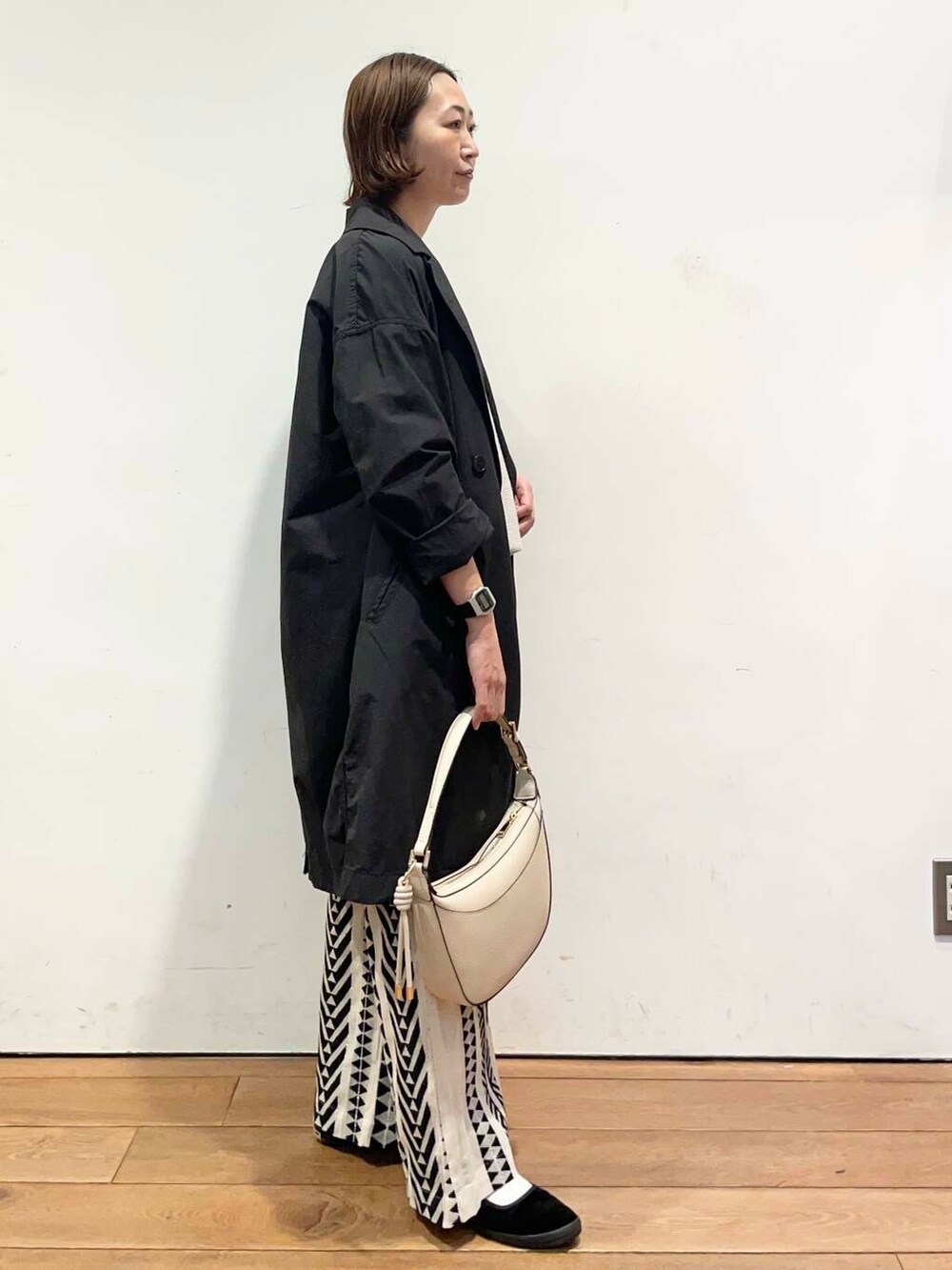 「大人カジュアル、urbanresearchdoors、ママコーデ、アーバンリサーチドアーズ、doors、低身長コーデ、30代、ママファッション、キレイめカジュアル、春アウターコーデ」｜「FORK&SPOONのFORK&SPOON　オーバーライトミドルコート（その他アウター、ブラック系）」を使った、urd_nanakoさん（レディース・154cm）の春コーディネートの3枚目の写真