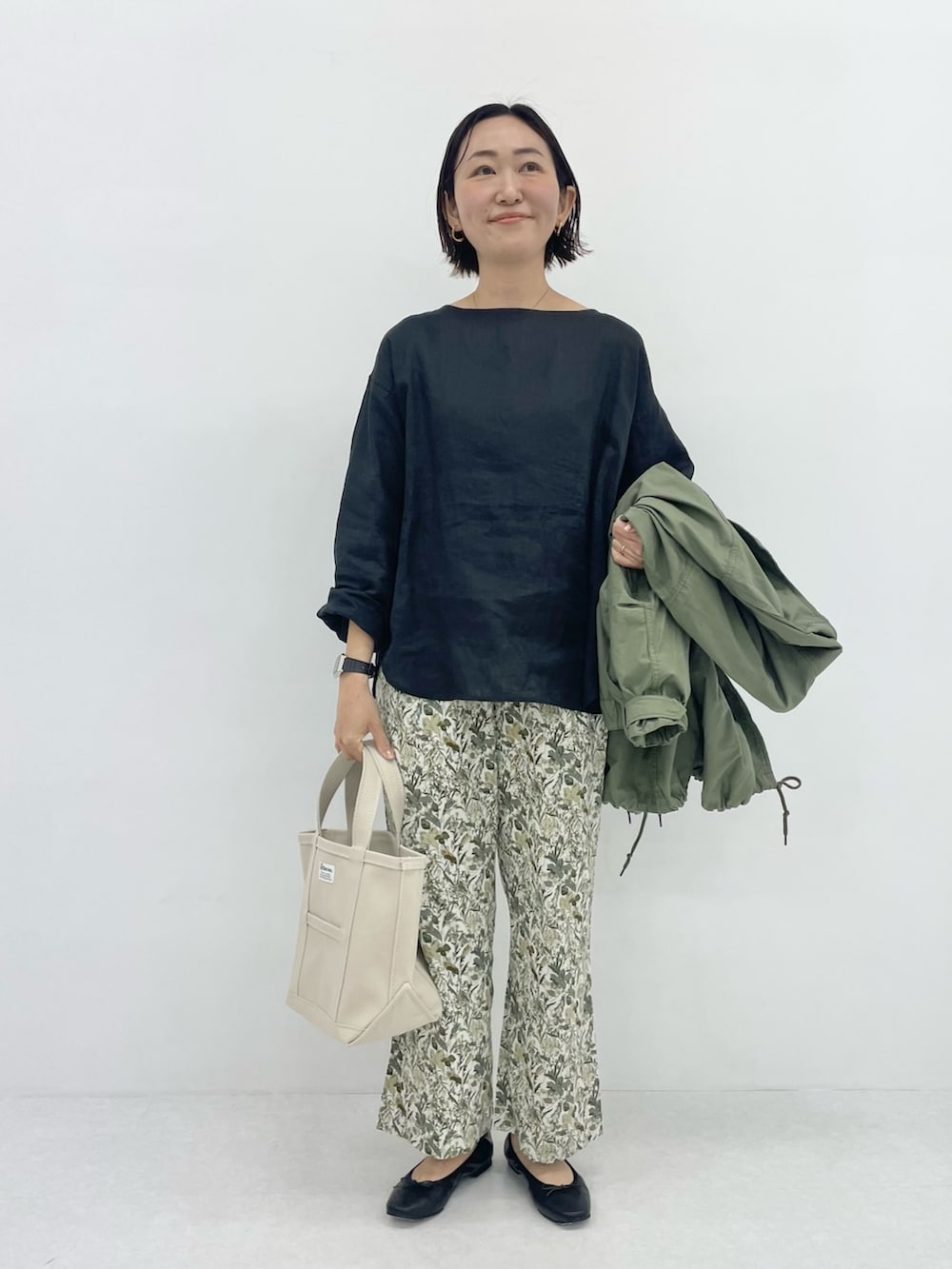 「URBAN RESEARCH DOORS、URBAN RESEARCH DOORS WOMENS、アーバンリサーチドアーズ、ママコーデ、春アウター、モッズコート、30代コーデ、きれいめカジュアル、キレイめカジュアル」｜「URBAN RESEARCH DOORSのやわらかバレエシューズ（パンプス、ブラック系）」を使った、urd_nanakoさん（レディース・154cm）の春コーディネートの6枚目の写真
