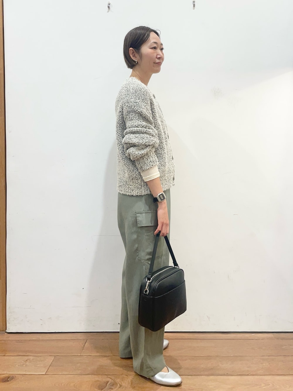 ホワイト系のTシャツ/カットソー、グリーン系のその他パンツ、ブラック系のショルダーバッグを着用したレディースの春コーディネートの3枚目の写真