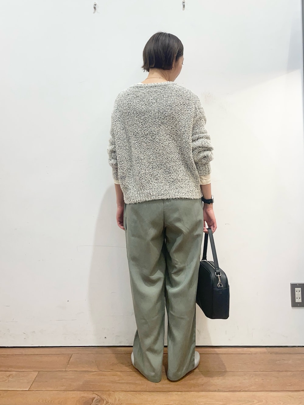 ホワイト系のTシャツ/カットソー、グリーン系のその他パンツ、ブラック系のショルダーバッグを着用したレディースの春コーディネートの4枚目の写真