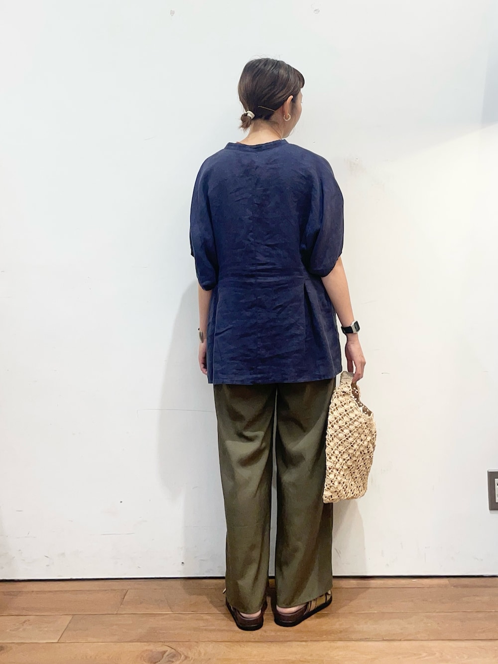 ブルー系のシャツ/ブラウス、グリーン系のその他パンツ、ベージュ系のハンドバッグを着用したレディースの夏コーディネートの4枚目の写真