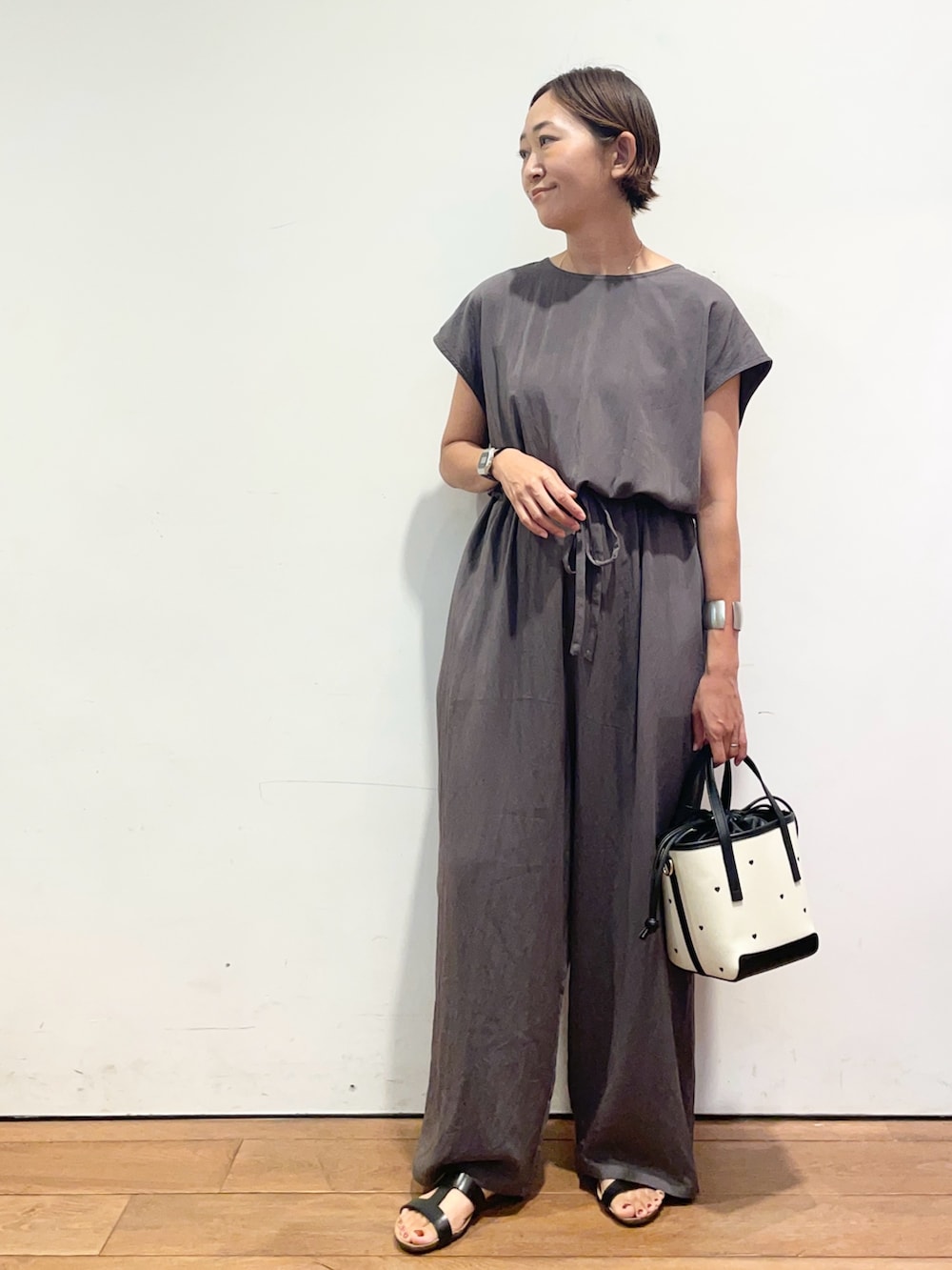 「シンプルスタイル、アーバンリサーチドアーズ、アーバンリサーチドアーズウィメンズ、URBAN RESEARCH DOORS、URBAN RESEARCH DOORS WOMENS、ママコーデ、きれいめカジュアル、オールインワン、秋コーデ、st2508」｜「PLAKTONの『別注』PLAKTON×DOORS　フラットサンダル（サンダル、ブラック系）」を使った、ちばななこさん（レディース・154cm）の夏コーディネートの2枚目の写真