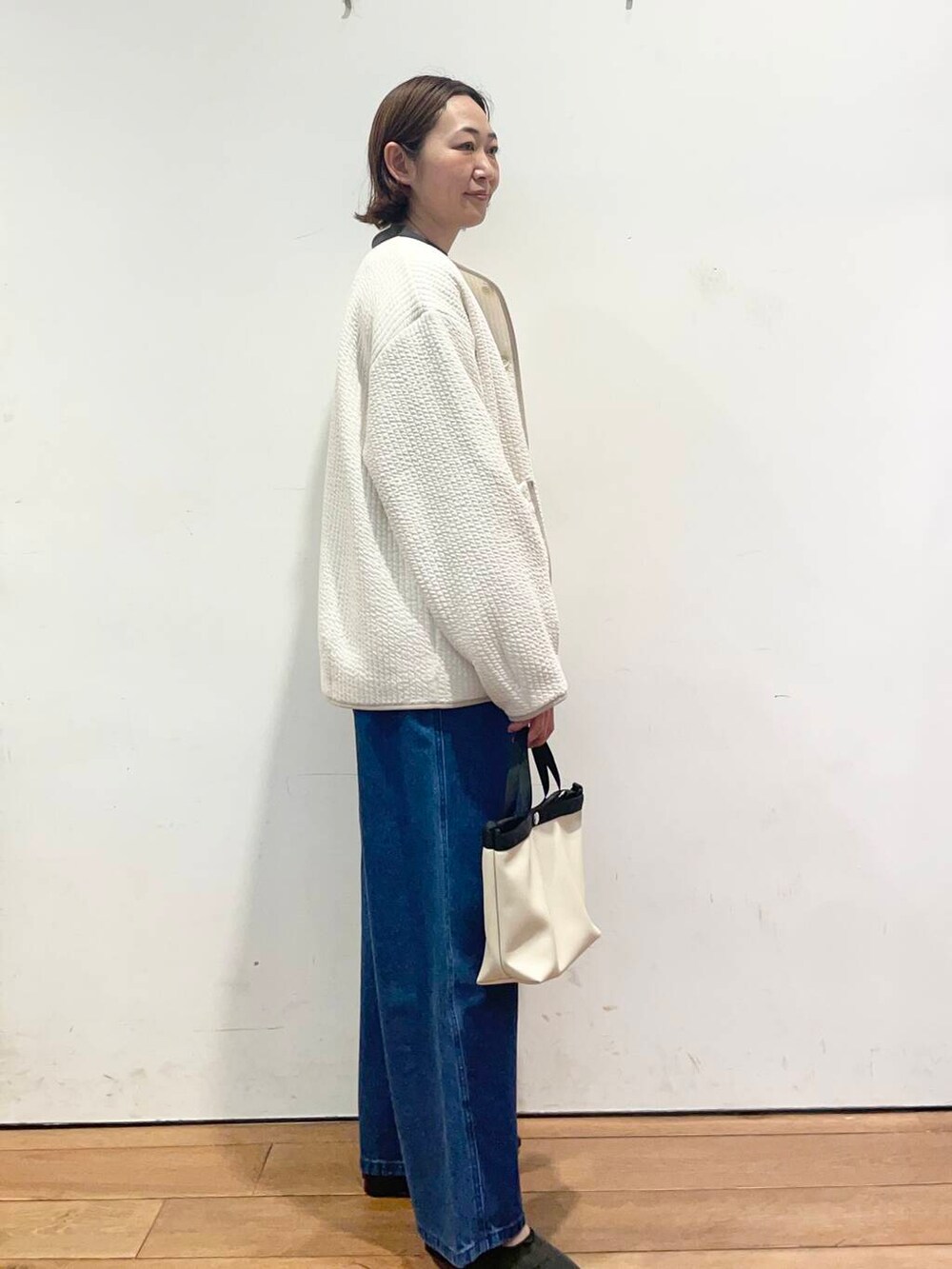 「大人カジュアル、urbanresearchdoors、ママコーデ、アーバンリサーチドアーズ、doors、低身長コーデ、30代、ママファッション、春のジャケットスタイル」｜「URBAN RESEARCH DOORSの2タックギャザーデニムパンツ（デニムパンツ、ブルー系）」を使った、urd_nanakoさん（レディース・154cm）の春コーディネートの4枚目の写真
