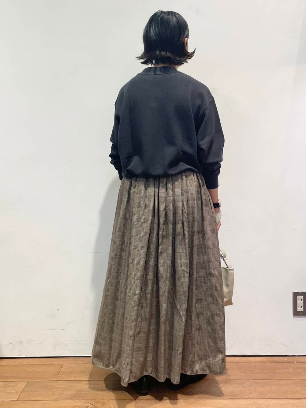 その他のスカート、ベージュ系のショルダーバッグ、ブラック系のTシャツ/カットソーを着用したレディースの秋コーディネートの7枚目の写真