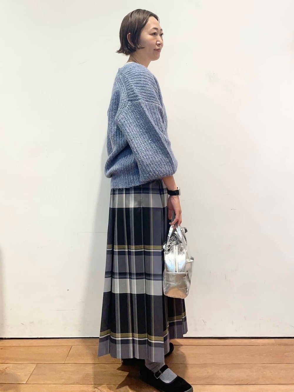 ブラック系のスカート、シルバー系のショルダーバッグ、ブラック系のショルダーバッグを着用したレディースの冬コーディネートの3枚目の写真