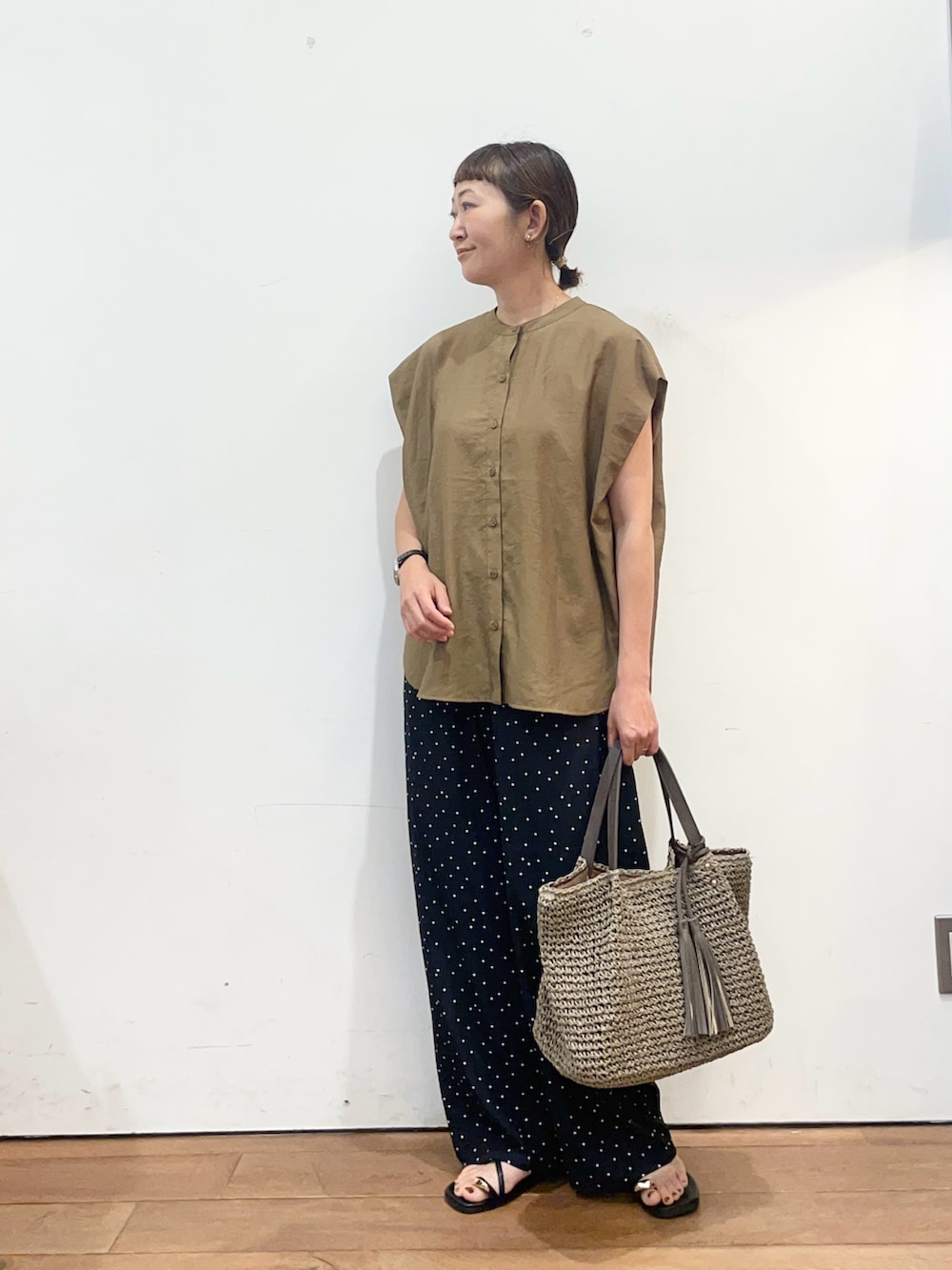 ベージュ系のシャツ/ブラウス、ブルー系のその他パンツ、グレー系のかごバッグを着用したレディースの夏コーディネートの2枚目の写真