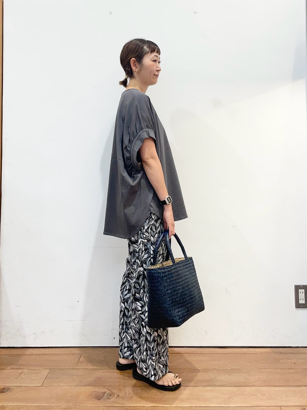 グレー系のTシャツ/カットソー、ブルー系のトートバッグ、ブラック系のその他パンツを着用したレディースの夏コーディネートの3枚目の写真