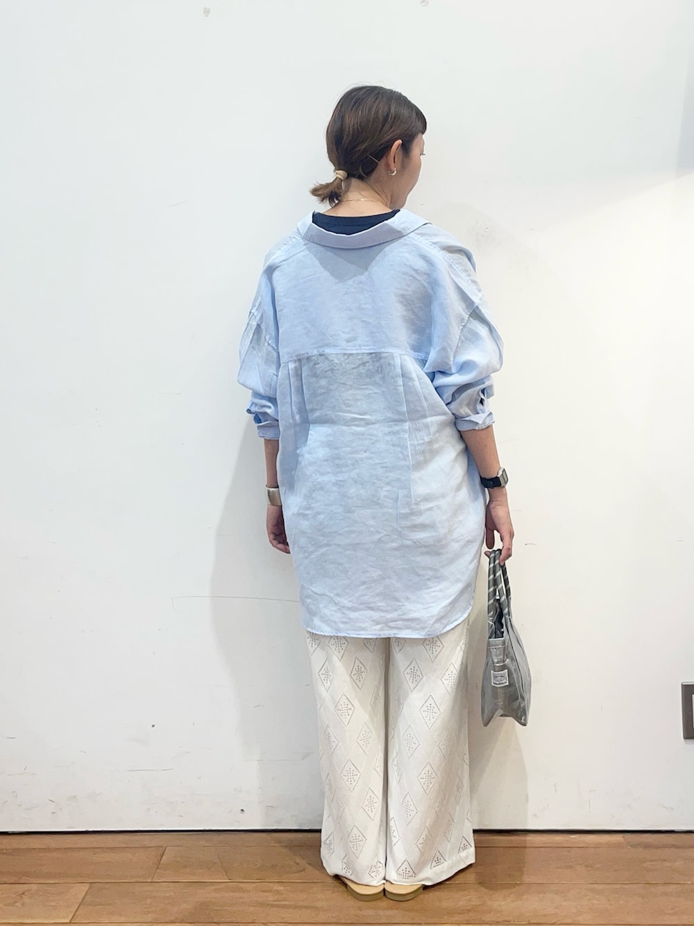 ブルー系のTシャツ/カットソー、ブルー系のシャツ/ブラウス、シルバー系のショルダーバッグを着用したレディースの夏コーディネートの5枚目の写真