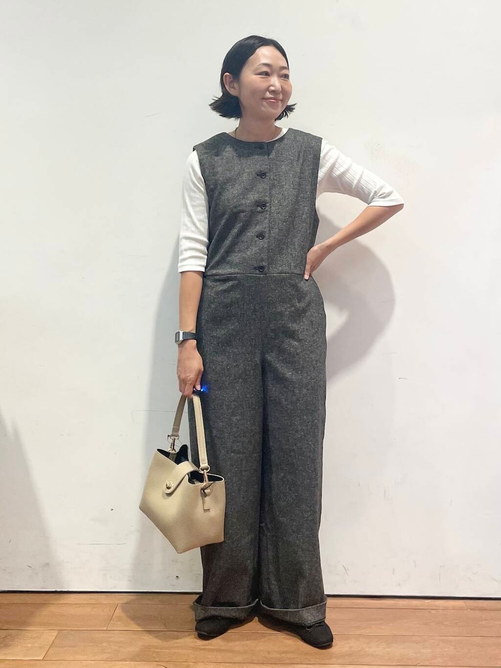 ブラック系のバレエシューズ、ホワイト系のTシャツ/カットソー、ベージュ系のショルダーバッグを着用したレディースの秋コーディネートの2枚目の写真