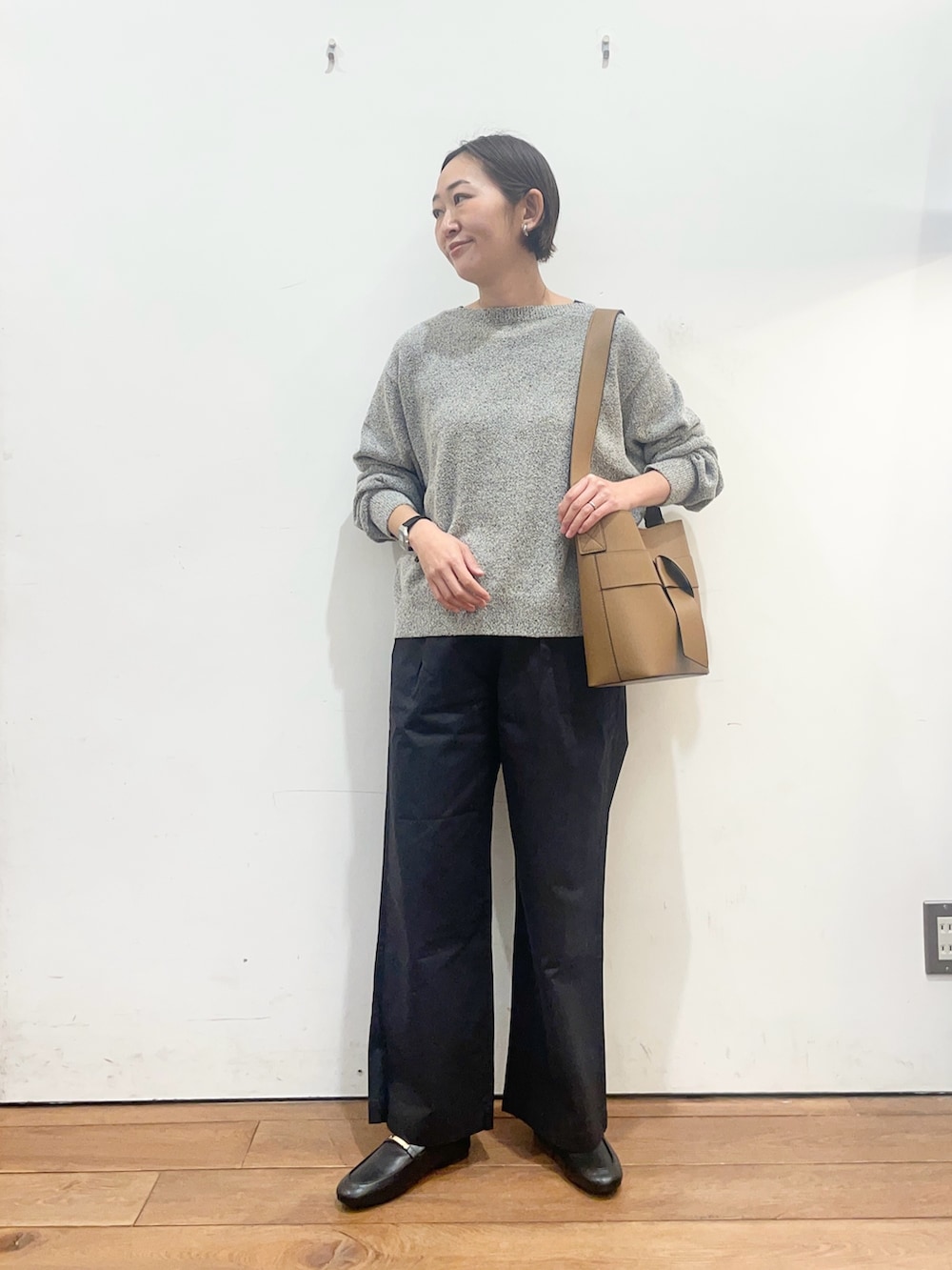 ブラック系のニット/セーター、ブラック系のその他パンツ、ブラック系のローファーを着用したレディースの春コーディネートの3枚目の写真