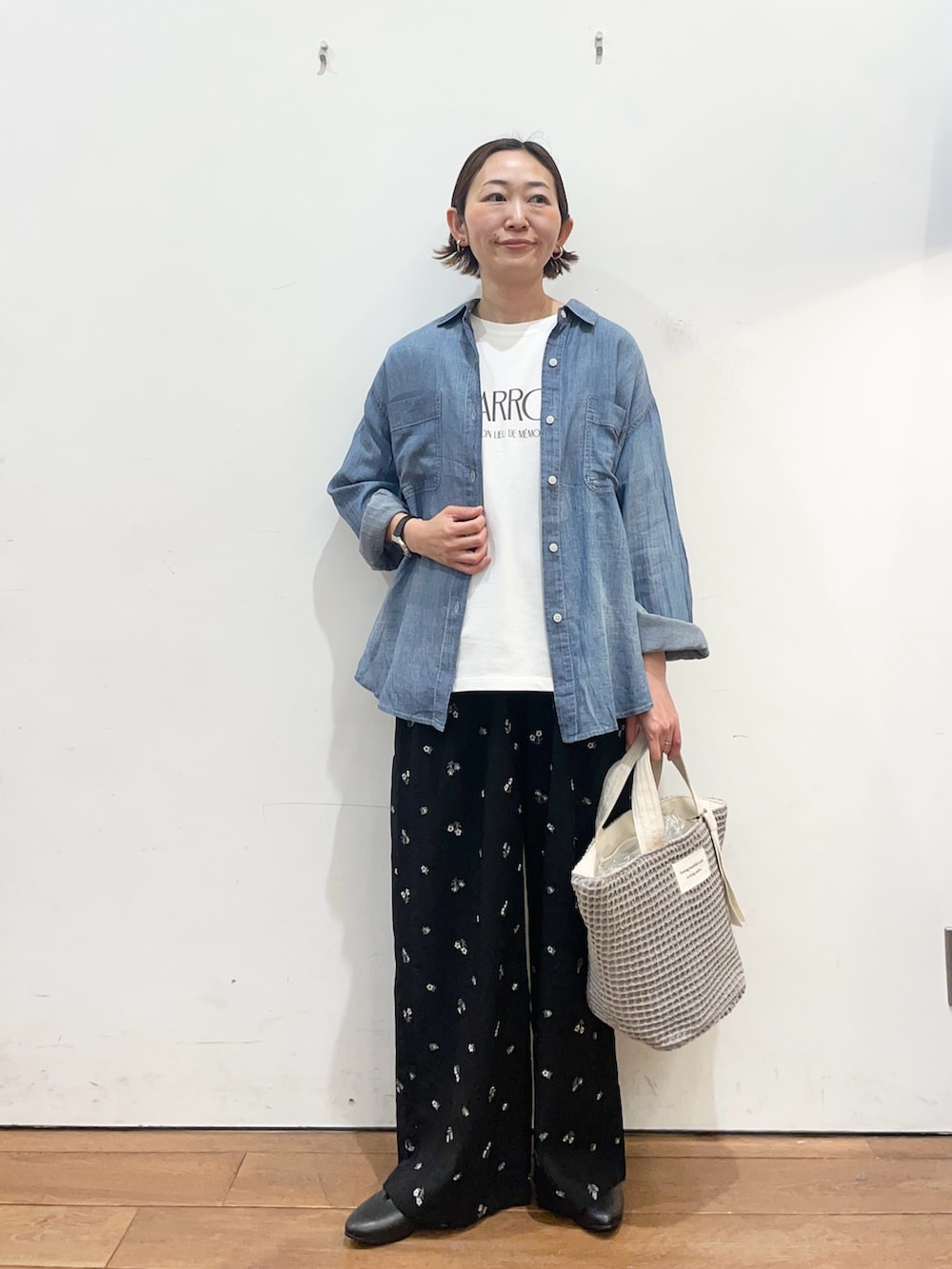 ブルー系のシャツ/ブラウス、ホワイト系のTシャツ/カットソー、ブラック系のその他パンツを着用したレディースの春コーディネートの2枚目の写真