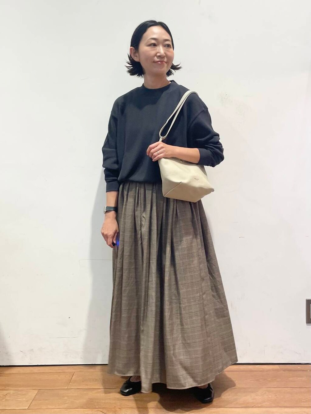 その他のスカート、ベージュ系のショルダーバッグ、ブラック系のTシャツ/カットソーを着用したレディースの秋コーディネートの3枚目の写真