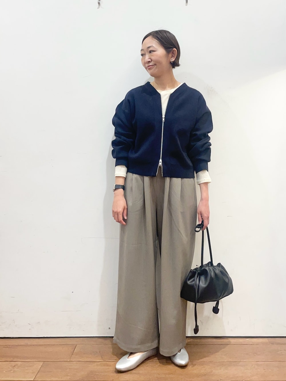 ブルー系のカーディガン/ボレロ、グレー系のその他パンツ、ブラック系のショルダーバッグを着用したレディースの春コーディネートの3枚目の写真