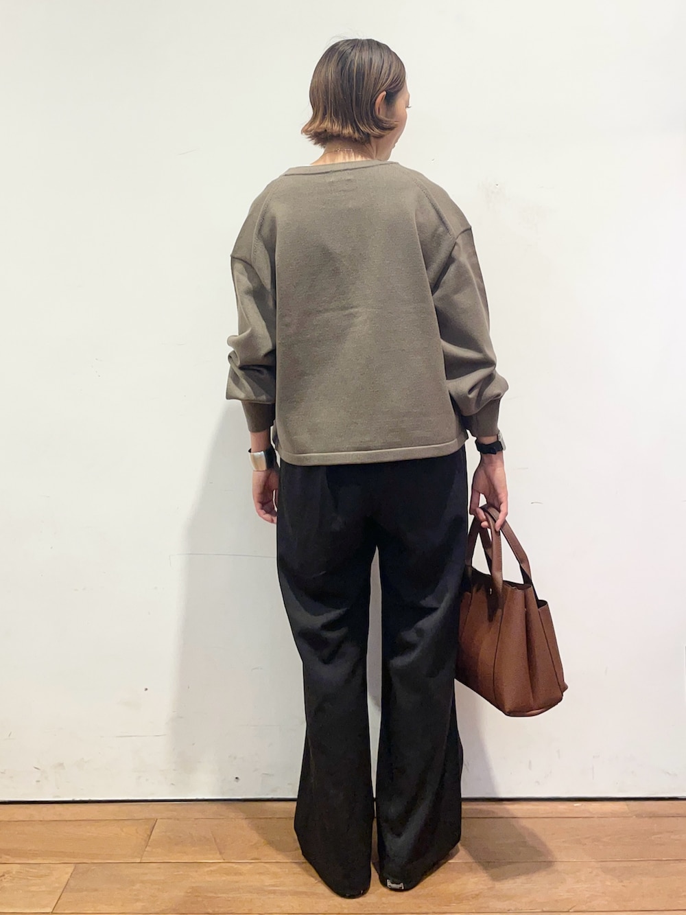 ブラウン系のカーディガン/ボレロ、ブラウン系のトートバッグ、ブラック系のその他パンツを着用したレディースの秋コーディネートの5枚目の写真