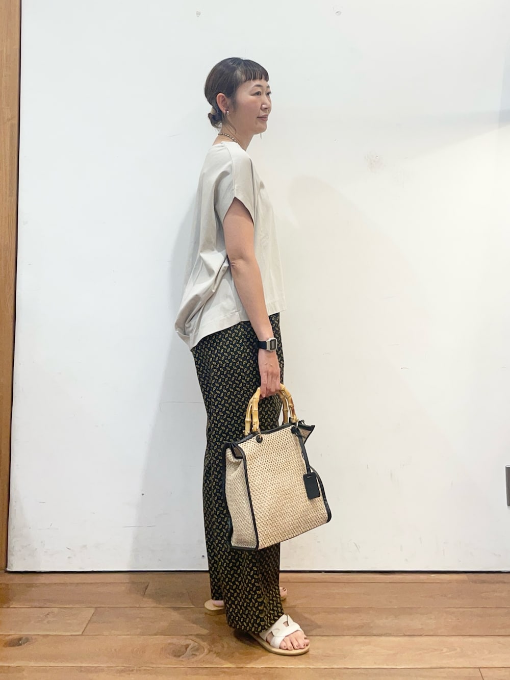 グレー系のTシャツ/カットソー、ブラック系のその他パンツ、ブラック系のショルダーバッグを着用したレディースの夏コーディネートの3枚目の写真