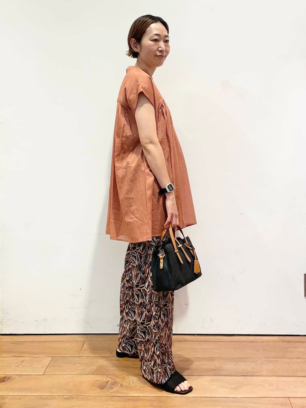 「大人カジュアル、urbanresearchdoors、ママコーデ、アーバンリサーチドアーズ、低身長コーデ、30代、ママファッション、キレイめカジュアル、最旬サンダルスタイル」|「RODE SKOのチャーム付メッシュミニバッグ(ハンドバッグ、ブラック系)」を使った、urd_nanakoさん(レディース・154cm)の夏コーディネートの4枚目の写真