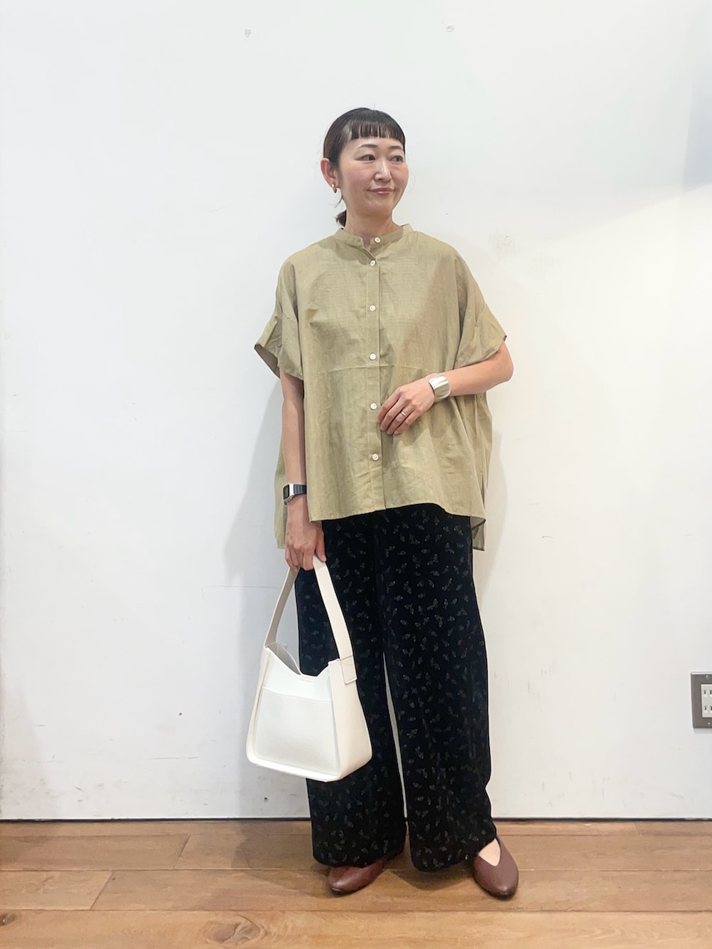 ベージュ系のシャツ/ブラウス、ブラウン系のパンプス、ブラック系のその他パンツを着用したレディースの夏コーディネートの2枚目の写真