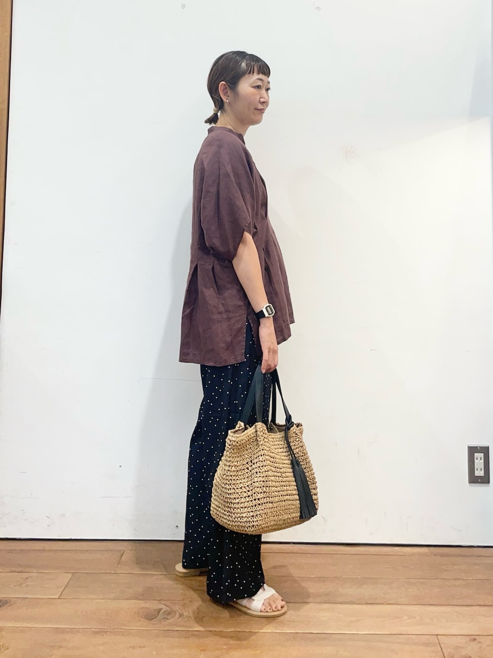 レッド系のシャツ/ブラウス、ホワイト系のサンダル、ブルー系のその他パンツを着用したレディースの夏コーディネートの3枚目の写真