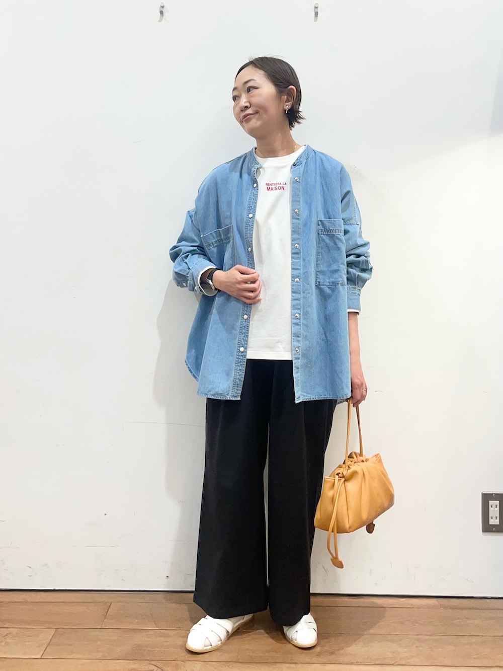 ブルー系のシャツ/ブラウス、ホワイト系のTシャツ/カットソー、ホワイト系のサンダルを着用したレディースの春コーディネートの2枚目の写真