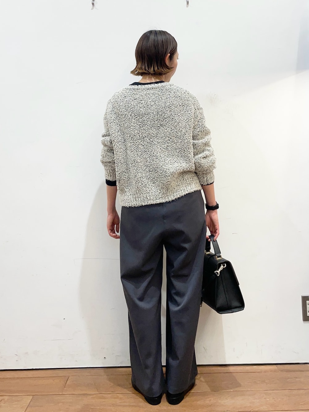 ホワイト系のカーディガン/ボレロ、ブラック系のTシャツ/カットソー、グレー系のその他パンツを着用したレディースの冬コーディネートの5枚目の写真