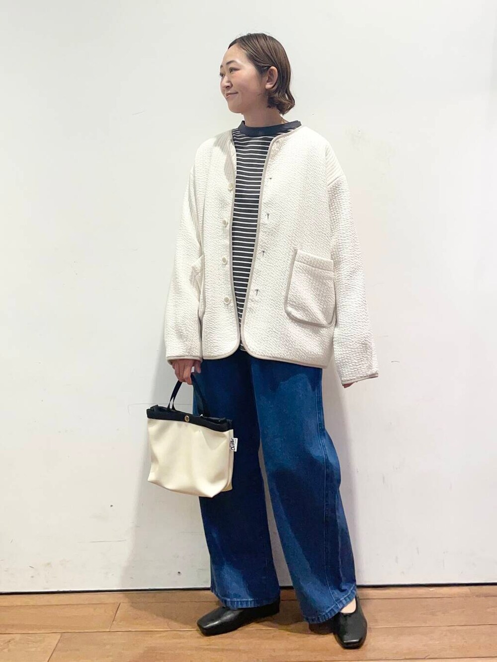 「大人カジュアル、urbanresearchdoors、ママコーデ、アーバンリサーチドアーズ、doors、低身長コーデ、30代、ママファッション、春のジャケットスタイル」｜「URBAN RESEARCH DOORSの2タックギャザーデニムパンツ（デニムパンツ、ブルー系）」を使った、urd_nanakoさん（レディース・154cm）の春コーディネートの3枚目の写真