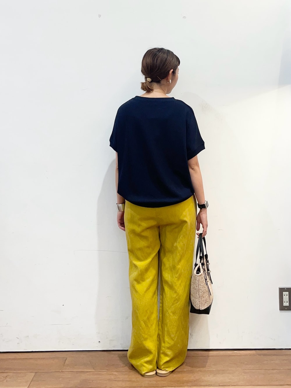 ブルー系のTシャツ/カットソー、ブラック系のショルダーバッグ、ブラウン系のサンダルを着用したレディースの夏コーディネートの4枚目の写真