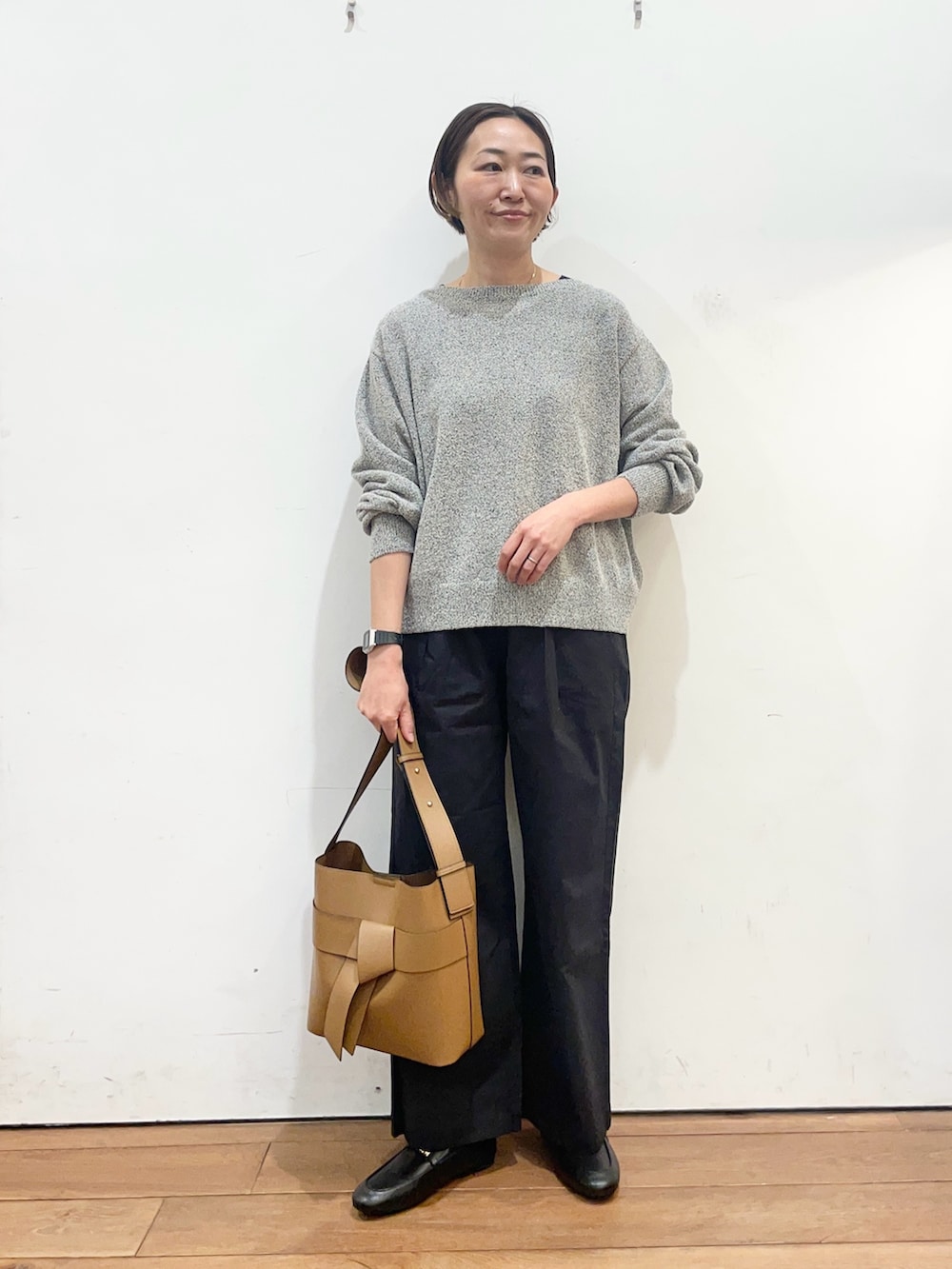 ブラック系のニット/セーター、ブラック系のその他パンツ、ブラック系のローファーを着用したレディースの春コーディネートの2枚目の写真