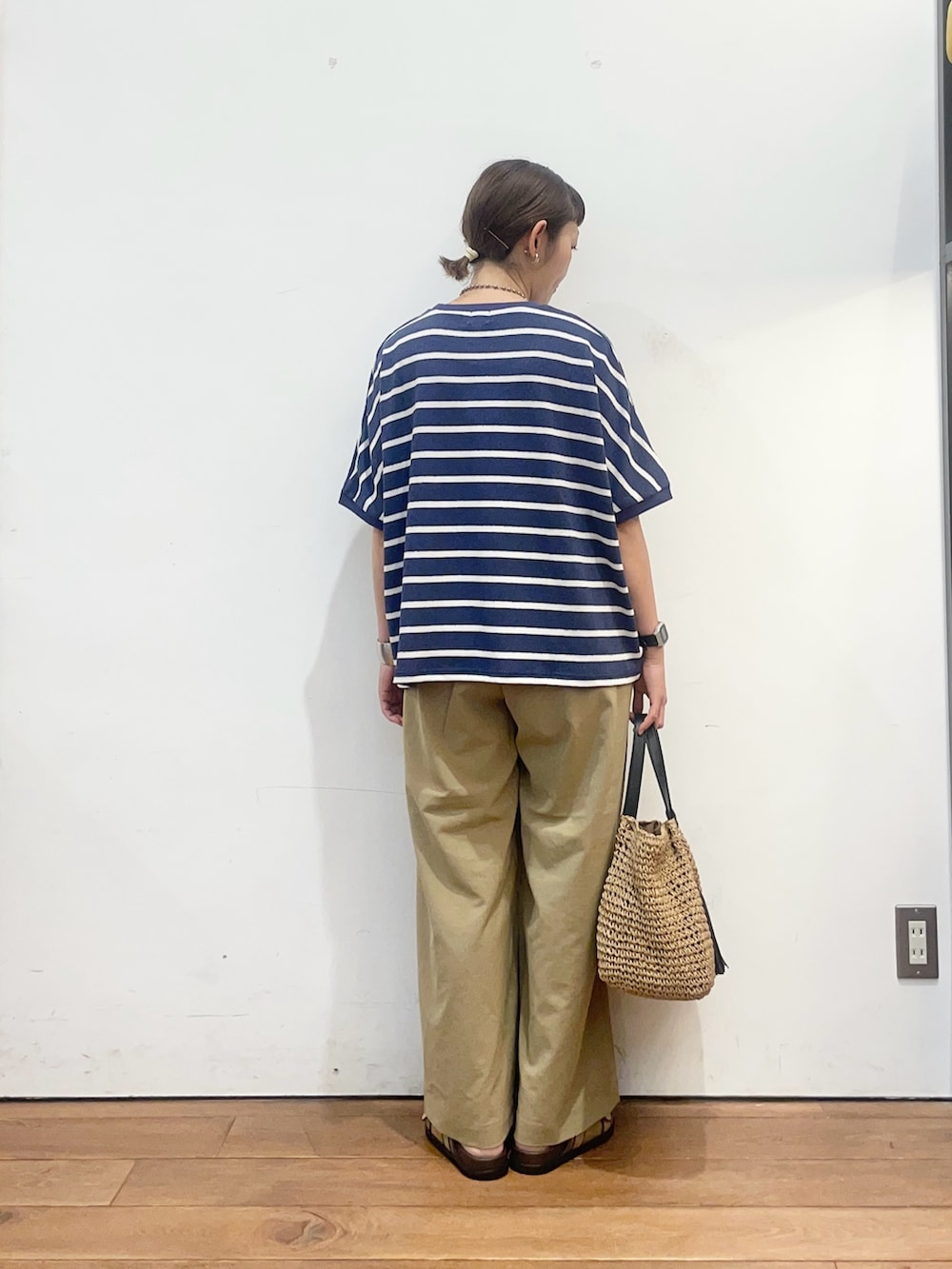 ブルー系のTシャツ/カットソー、ベージュ系のサンダル、イエロー系のかごバッグを着用したレディースの夏コーディネートの4枚目の写真