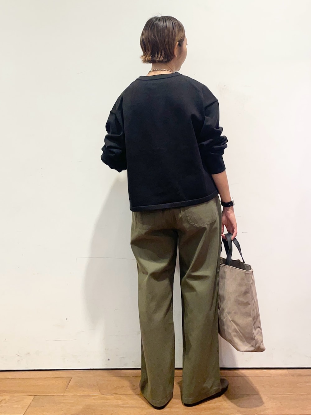 ブラック系のカーディガン/ボレロ、ブラウン系のパンプス、グレー系のバッグを着用したレディースの秋コーディネートの5枚目の写真