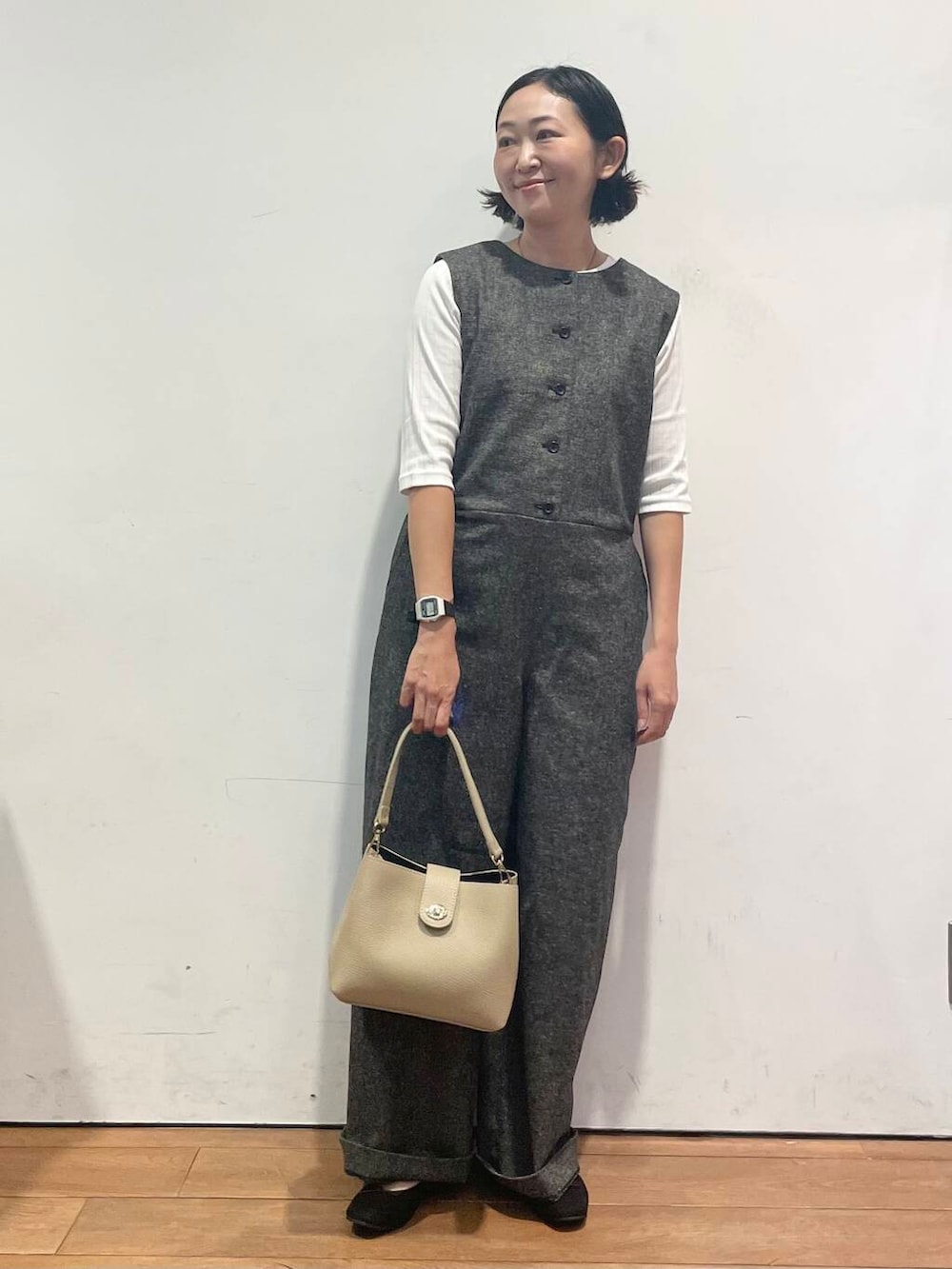 ブラック系のバレエシューズ、ホワイト系のTシャツ/カットソー、ベージュ系のショルダーバッグを着用したレディースの秋コーディネートの5枚目の写真