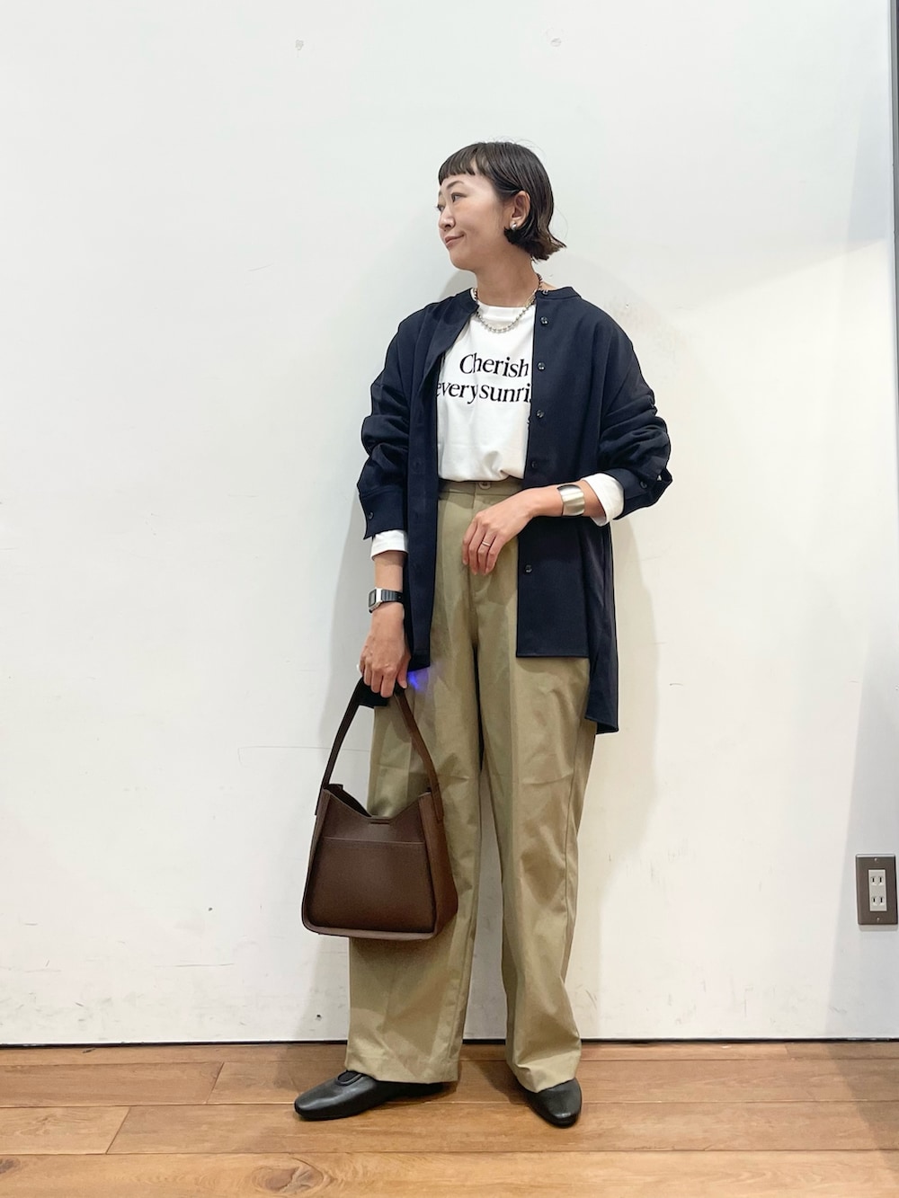 ホワイト系のTシャツ/カットソー、グレー系のシャツ/ブラウス、ベージュ系のその他パンツを着用したレディースの秋コーディネートの2枚目の写真