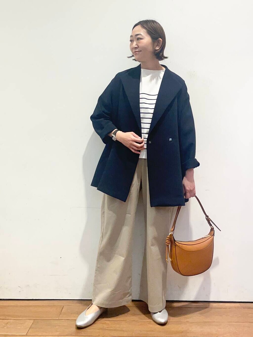 「大人カジュアル、urbanresearchdoors、ママコーデ、アーバンリサーチドアーズ、doors、低身長コーデ、30代、ママファッション、キレイめカジュアル、春アウターコーデ」｜「URBAN RESEARCH DOORSのVカットパンプス（パンプス、シルバー系）」を使った、urd_nanakoさん（レディース・154cm）の春コーディネートの2枚目の写真