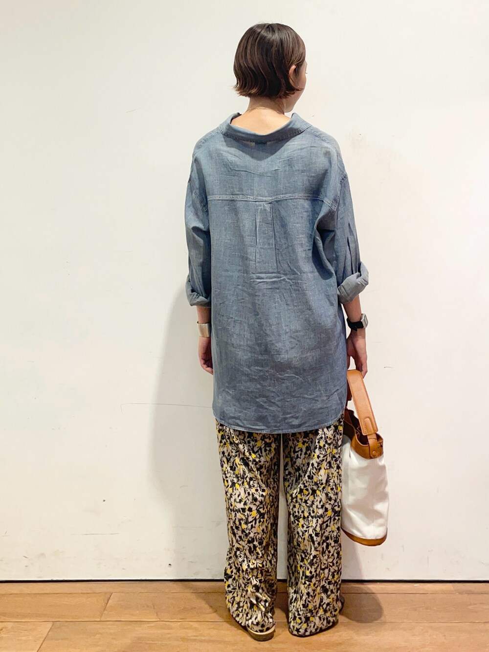 ベージュ系のその他パンツ、ブラック系のサンダル、ブルー系のシャツ/ブラウスを着用したレディースの夏コーディネートの5枚目の写真