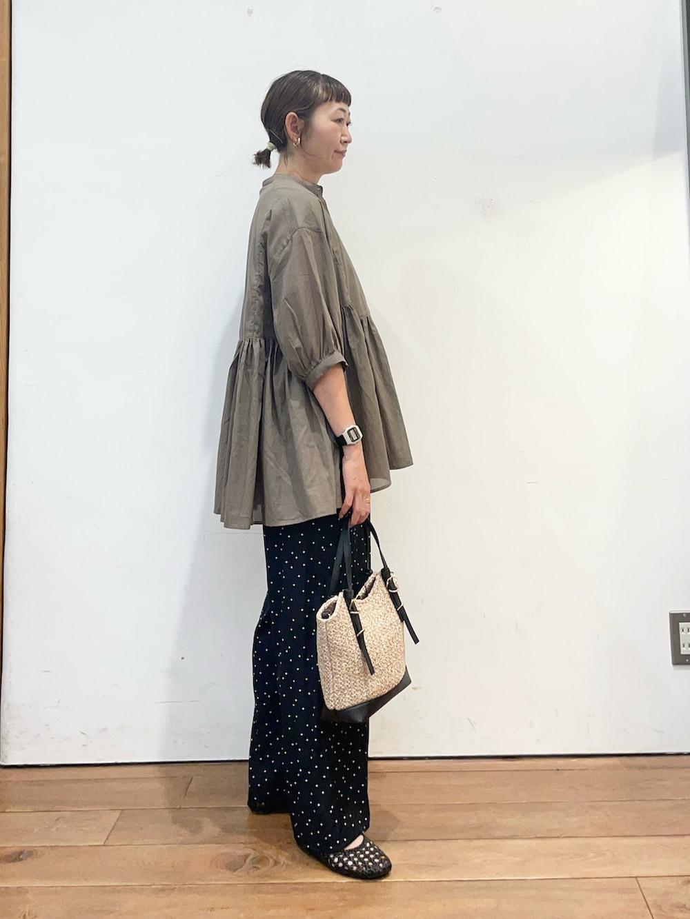 ベージュ系のシャツ/ブラウス、ブラック系のサンダル、ブルー系のその他パンツを着用したレディースの夏コーディネートの3枚目の写真