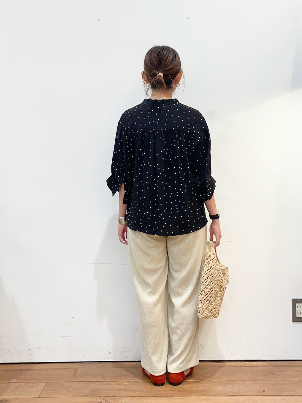 ブラック系のシャツ/ブラウス、ベージュ系のハンドバッグ、ベージュ系のその他パンツを着用したレディースの夏コーディネートの5枚目の写真