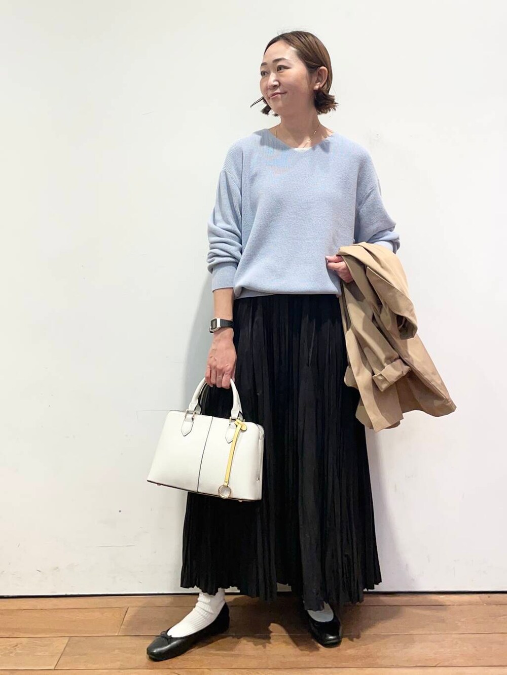 「大人カジュアル、urbanresearchdoors、ママコーデ、アーバンリサーチドアーズ、doors、低身長コーデ、30代、ママファッション、キレイめカジュアル、春アウターコーデ」｜「URBAN RESEARCH DOORSのコットン畦Vネックニット（ニット/セーター、ブルー系）」を使った、urd_nanakoさん（レディース・154cm）の春コーディネートの5枚目の写真