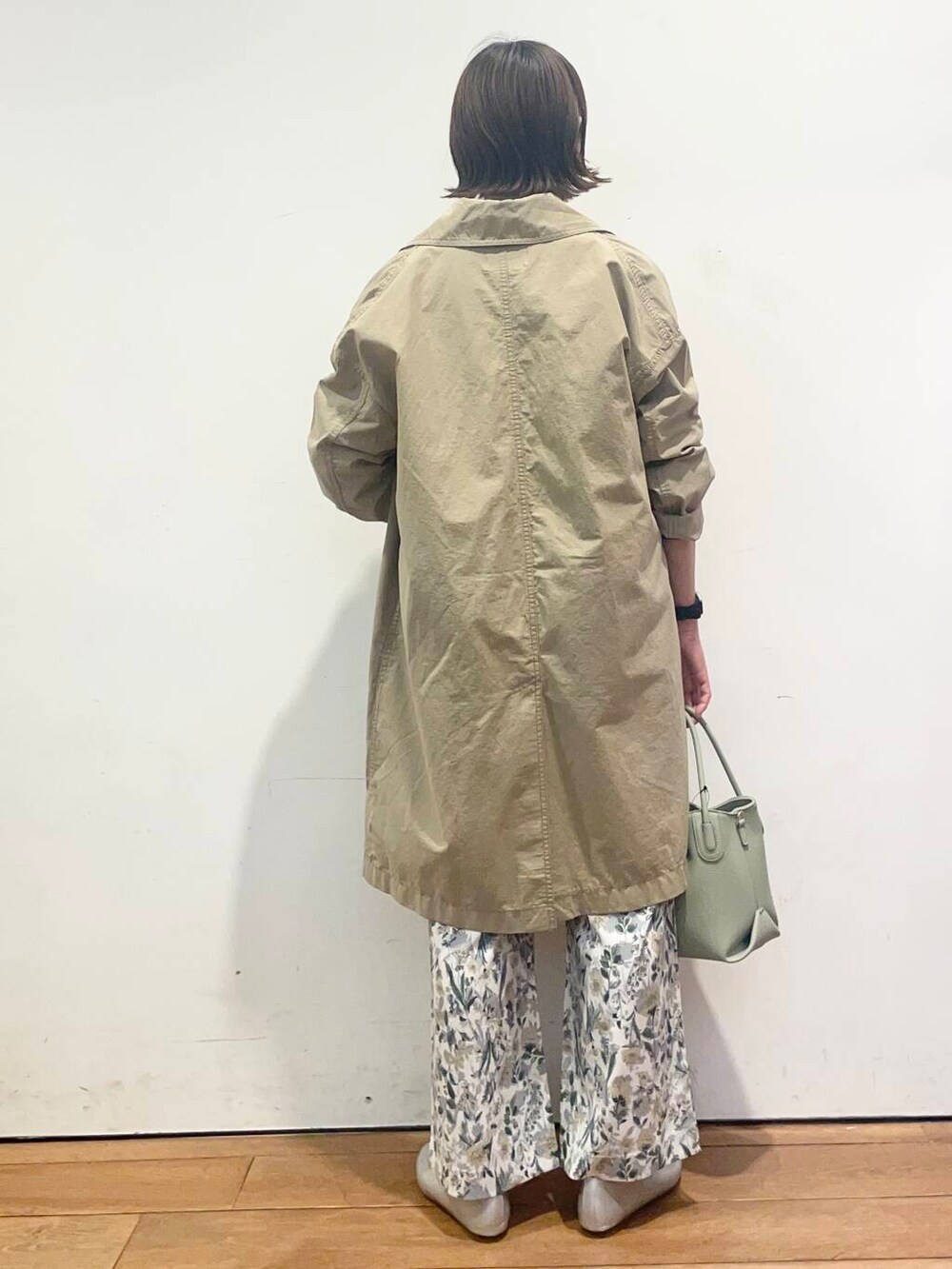 「大人カジュアル、urbanresearchdoors、ママコーデ、アーバンリサーチドアーズ、doors、低身長コーデ、30代、ママファッション、キレイめカジュアル、春アウターコーデ」｜「URBAN RESEARCH DOORSのVカットパンプス（パンプス、シルバー系）」を使った、urd_nanakoさん（レディース・154cm）の春コーディネートの4枚目の写真
