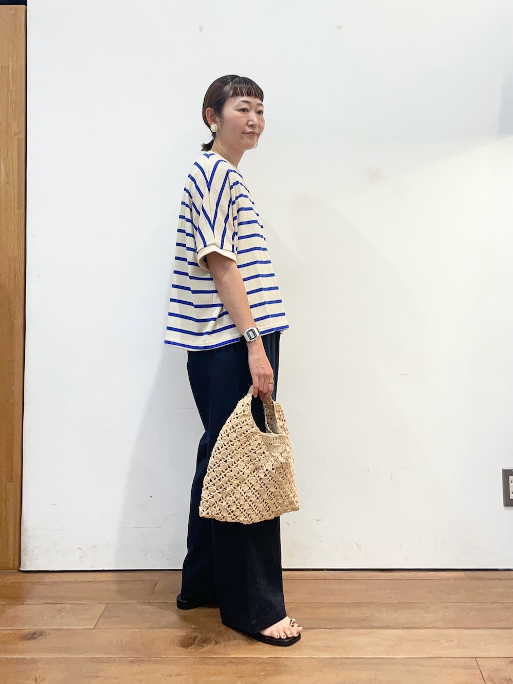 ブルー系のTシャツ/カットソー、ブルー系のその他パンツ、ベージュ系のハンドバッグを着用したレディースの夏コーディネートの3枚目の写真