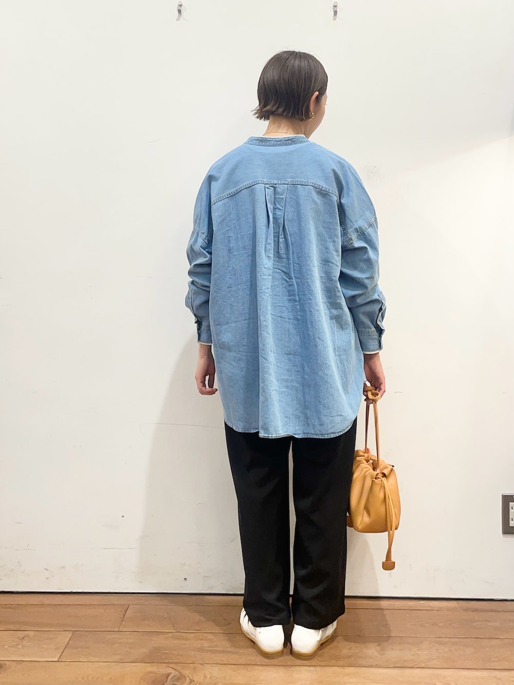 ブルー系のシャツ/ブラウス、ホワイト系のTシャツ/カットソー、ホワイト系のサンダルを着用したレディースの春コーディネートの4枚目の写真